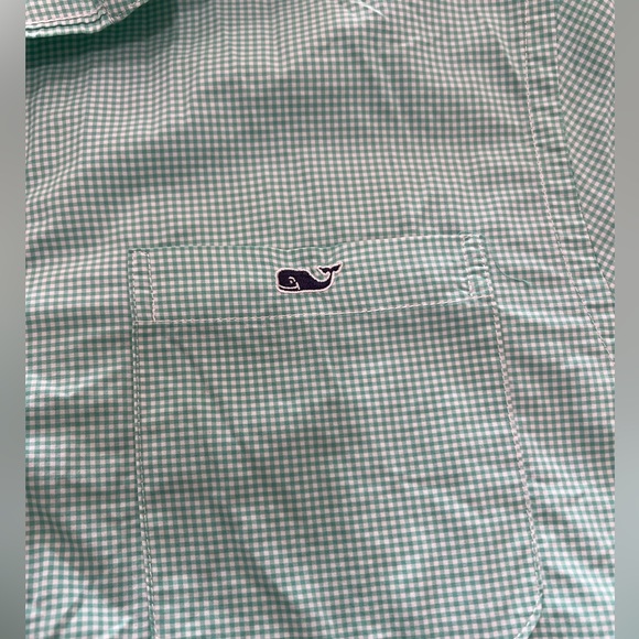 Vineyard Vines Men’s Classic Fit Tucker Shirt in green - Picture 3 of 5